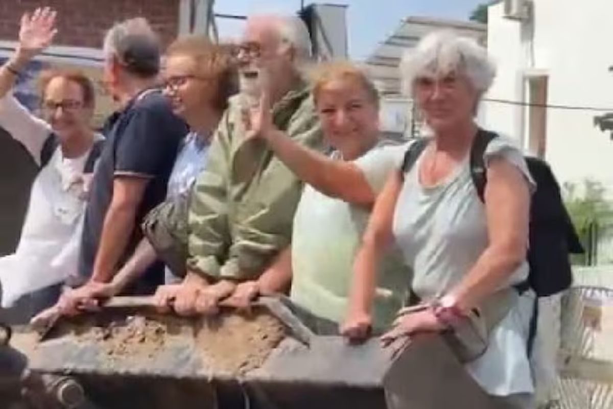 বুলডোজারে চেপে হাসি হাসি মুখে বন্যা ‘উপভোগ’ করছেন ৬ বিদেশি পর্যটক! বুলডোজারে চেপে হাসি হাসি মুখে বন্যা ‘উপভোগ’ করছেন ৬ বিদেশি পর্যটক!