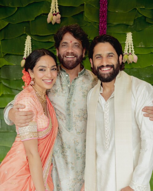 ইন্ডাস্ট্রির অন্দরে আগেই গুঞ্জন ছিল, নাগা চৈতন‍্যের বাবা নাগার্জুন ছেলের দ্বিতীয় বিয়ে দিতে চান। সেই মতোই মিলে গেল সব সূত্র। ছবিতে নাগার্জুনের উজ্জ্বল চেহারা স্পষ্টই ধরা পড়ছে।