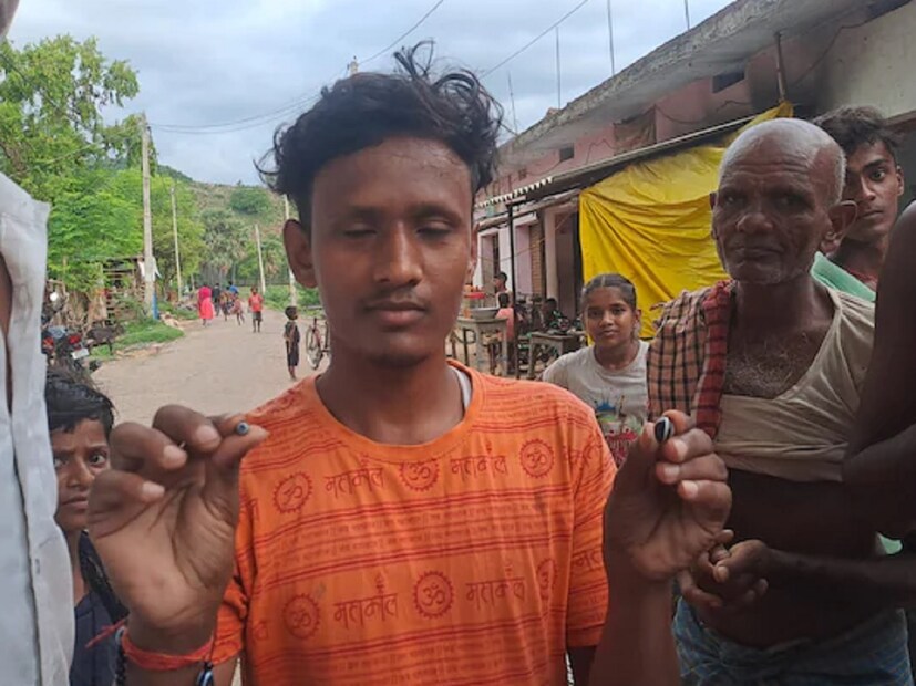 এই গ্রামে জুয়েলার্সদের আনাগোনা লেগেই থাকে। কম দামে গ্রামবাসীদের কাছ থেকে মুক্তো বা প্রবাল কেনেন তাঁরা। অনেকে আবার সরাসরি শহরে যান। বেশি দামে মূল্যবান পাথর বিক্রি করেন। গ্রামের অনেকের গলাতেই লকেটের মতো মুক্তো ঝুলছে। জিজ্ঞেস করলে তাঁরা হাসিমুখে বলেন, ‘কুড়িয়ে পেয়েছি।’’