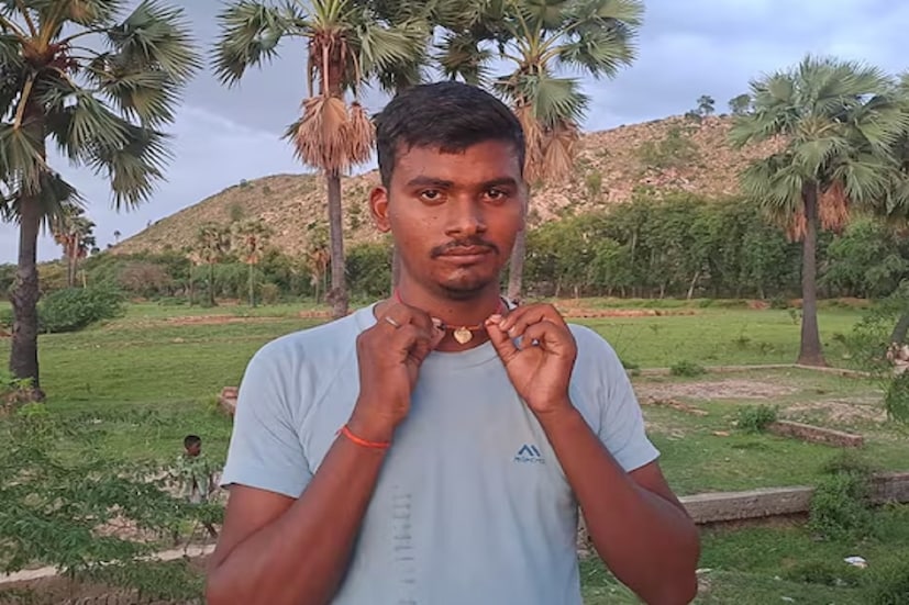 বর্ষাকালের জন্য অধীর আগ্রহে অপেক্ষা করে থাকেন খাসরা গ্রামের স্থানীয় বাসিন্দারা। যে যেখানেই থাকুন না কেন, বৃষ্টি শুরু হওয়া মাত্র তাঁরা দাঁড়িয়ে পড়বেন। আর সেখান থেকে নড়বেন না। 