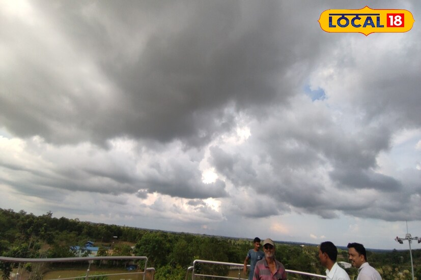 জেলা পুরুলিয়াতে বিক্ষিপ্তভাবে ঝড় বৃষ্টি হতে দেখা যাচ্ছে। এইদিন সকাল থেকেই মেঘলা আকাশে ঢাকা ছিল গোটা জেলা। বিক্ষোভ ঝড় বৃষ্টির সম্ভাবনা রয়েছে জেলায়।‌
