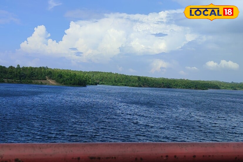 হালকা থেকে মাঝারি বৃষ্টিপাতের সম্ভাবনা রয়েছে উত্তরের জেলাগুলিতে। বজ্রবিদ্যুৎ কিংবা ভারী বৃষ্টিপাতের তেমন পূর্বাভাস না থাকলেও বুধবার আলিপুরদুয়ার এবং কালিম্পংয়ে ভারী বৃষ্টি হতে পারে জানিয়েছে হাওয়া অফিস। ভিজবে জলপাইগুড়ি, দার্জিলিং, কালিম্পং, কোচবিহার, আলিপুরদুয়ার, উত্তর দিনাজপুর। এছাড়া উত্তরের জেলাগুলিতে বিক্ষিপ্তভাবে ঝড় বৃষ্টি হতে চলেছে।