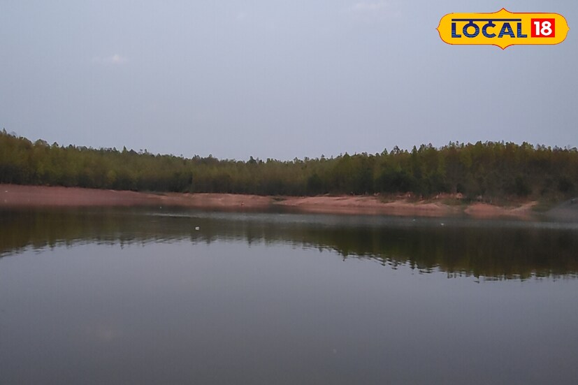 আবহাওয়া পরিবর্তনের সঙ্গে পাল্লা দিয়ে পরিবর্তন হচ্ছে তাপমাত্রার। গোটা জেলা জুড়ে বিক্ষিপ্ত ঝড় বৃষ্টি হতে দেখা যাচ্ছে। বৃষ্টির পরিমাণ বাড়বে আগামী ১ থেকে ২ দিন। ‌দক্ষিণের জেলাগুলিতে প্রবল ঝড় বৃষ্টির সম্ভাবনা রয়েছে।