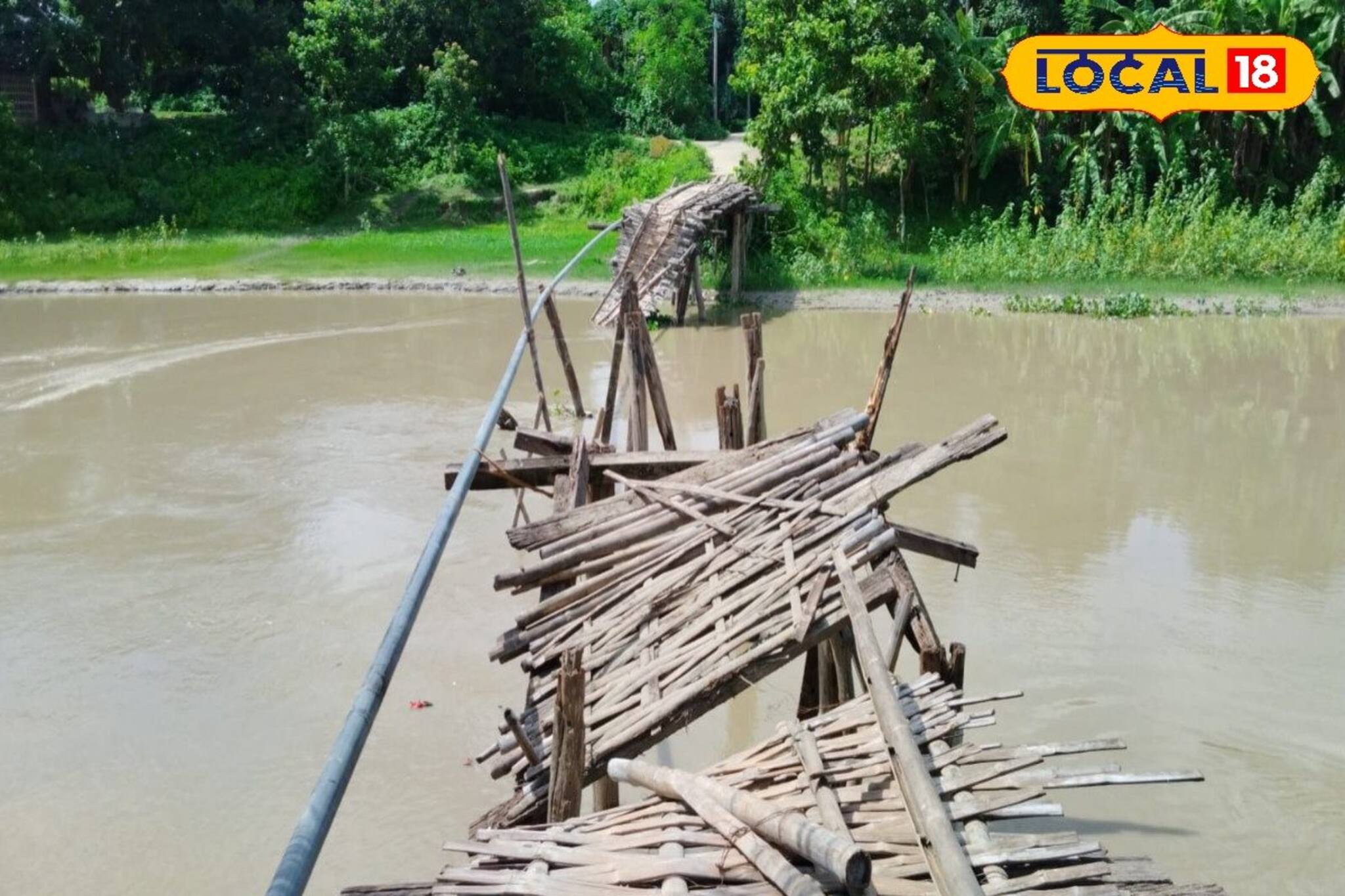 স্রোতে ভেঙেছে বাঁশের সাঁকো, জীবনের ঝুঁকি নিয়ে নৌকায় নদী পারাপার 