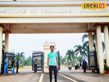 কলেজের সামনে অভিজিৎ
