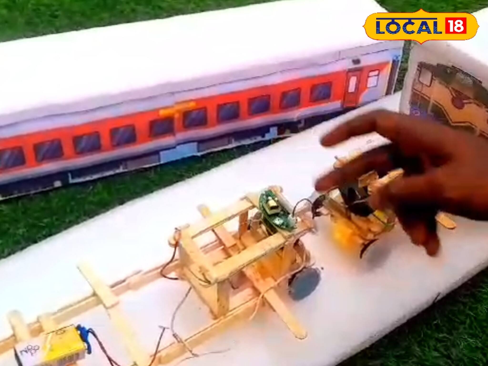 আটকাবে ট্রেন দুর্ঘটনা! দেশীয় প্রযুক্তিতে সেন্সর তৈরি করল দুর্গাপুরের যুবক!