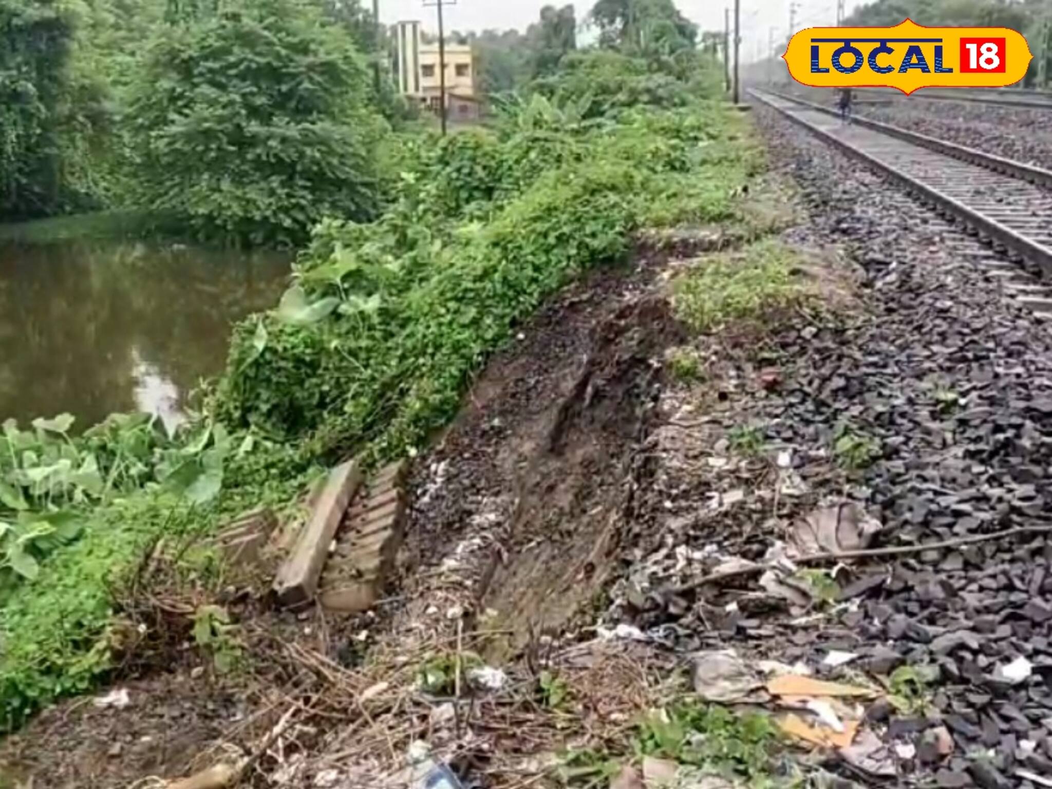 চুঁচুড়া ও চন্দননগরের মধ্যে ট্রেন লাইনের ধারে ধস! আতঙ্কে যাত্রীরা