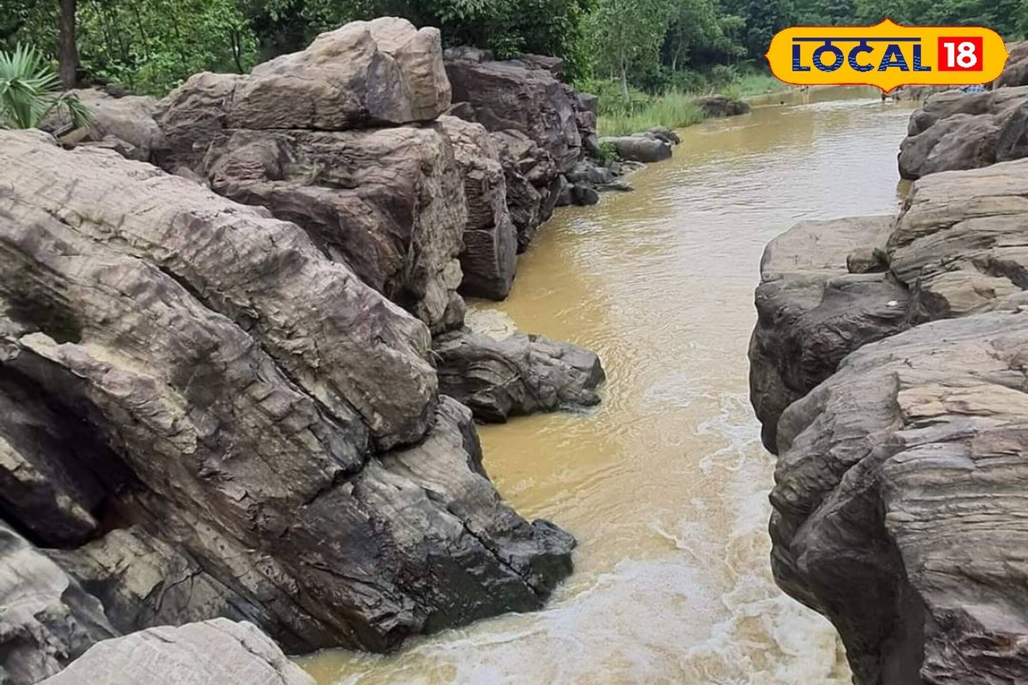 পাথরের গা বেয়ে আছড়ে পড়ছে জলধারা,বর্ষায় মোহময়ী রূপের ভাগীদার হতে পৌঁছন এখানে