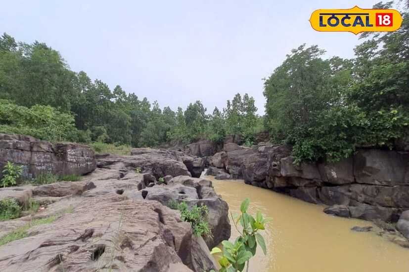 *স্থানীয় সূত্রে জানা গিয়েছে, ঝাড়গ্রাম জেলার উপনদী তারাফেনীর বর্ষাকালে জল বাড়লে তা গড়িয়ে পড়ে পাথরের গা বেয়ে। যা দেখতে ছুটে আসেন বহু মানুষ।