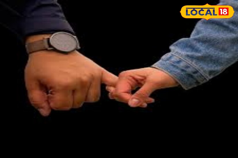 ছোট থেকেই আড়ি-ভাব, দুষ্টু মিষ্টি মজা করার মাধ্যমে আমরা যে মানুষটির সঙ্গে বেড়ে উঠি.. সেই হল বন্ধু। শুধু সুসময় নয় দুঃসময় যে পাশে থাকবে সেই প্রকৃত বন্ধু। স্কুলে বা কলেজে পাশাপাশি বসে একসঙ্গে জীবনের নানান স্বপ্ন দেখা, একসঙ্গে পথ চলা, পরিবারের বাইরেও যে মানুষটি সব সময় পাশে থেকেছে, সেই তো আসল বন্ধু।