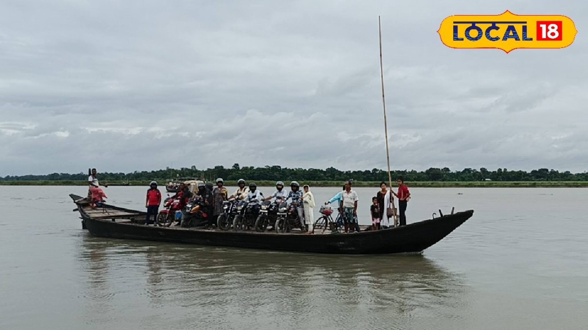 Torsha River: টানা বর্ষণে ফুঁসছে তোর্ষা! ‌যাতায়াতের ভরসা একমাত্র নৌকা, তাই ঝুঁকির পারাপার