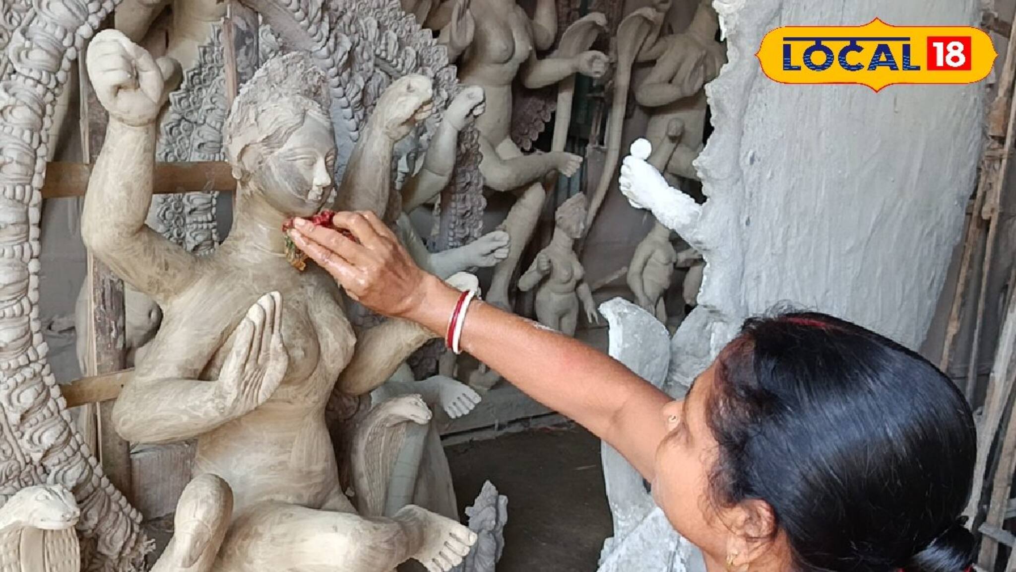 প্রথা মেনেই তুঙ্গে ব্যস্ততা, এখানে পুরুষরা নন,মেয়েদের হাতেই রূপ লাভ করেন মৃন্ময়ী