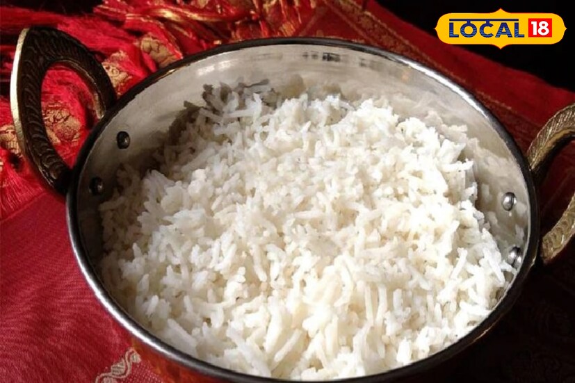 এখন আবহাওয়া অনেকটাই খারাপ।আর এই গরমে শরীরকে ঠান্ডা রাখতে এবং হাইড্রেটেড রাখতে সাহায্য করে পান্তা ভাত।ফার্মেন্টেশনের ফলে পান্তা ভাতের পুষ্টিগুণ বেড়ে যায়। এই খাবারে উচ্চ পরিমাণে ভিটামিন বি১২ পাওয়া যায়। এতে শারীরিক ক্লান্তি দূর হয়। এছাড়া এতে ম্যাগনেসিয়াম, ক্যালসিয়াম, আয়রনের মতো প্রয়োজনীয় পুষ্টি পাওয়া যায়।জানাচ্ছেন বিশিষ্ট ডাক্তার আশিষ চক্রবর্ত্তী।