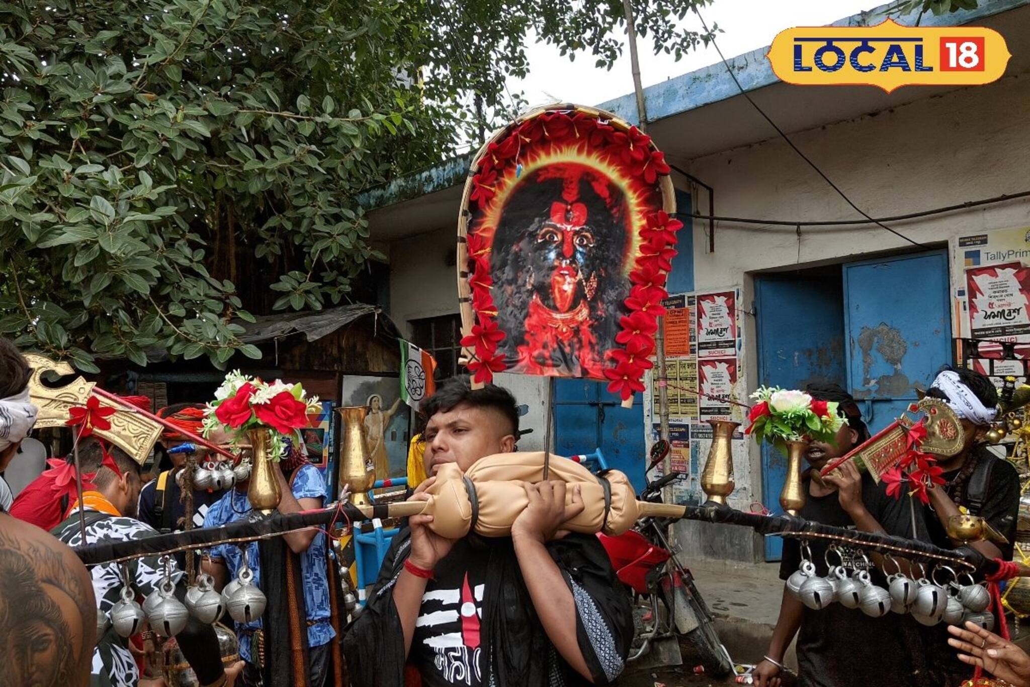 বাঁকে ফুটে উঠছে শিল্পের কারুকাজ, দেখতে শ্রাবণে রাস্তার দুই ধারে উপচে পড়া ভিড়