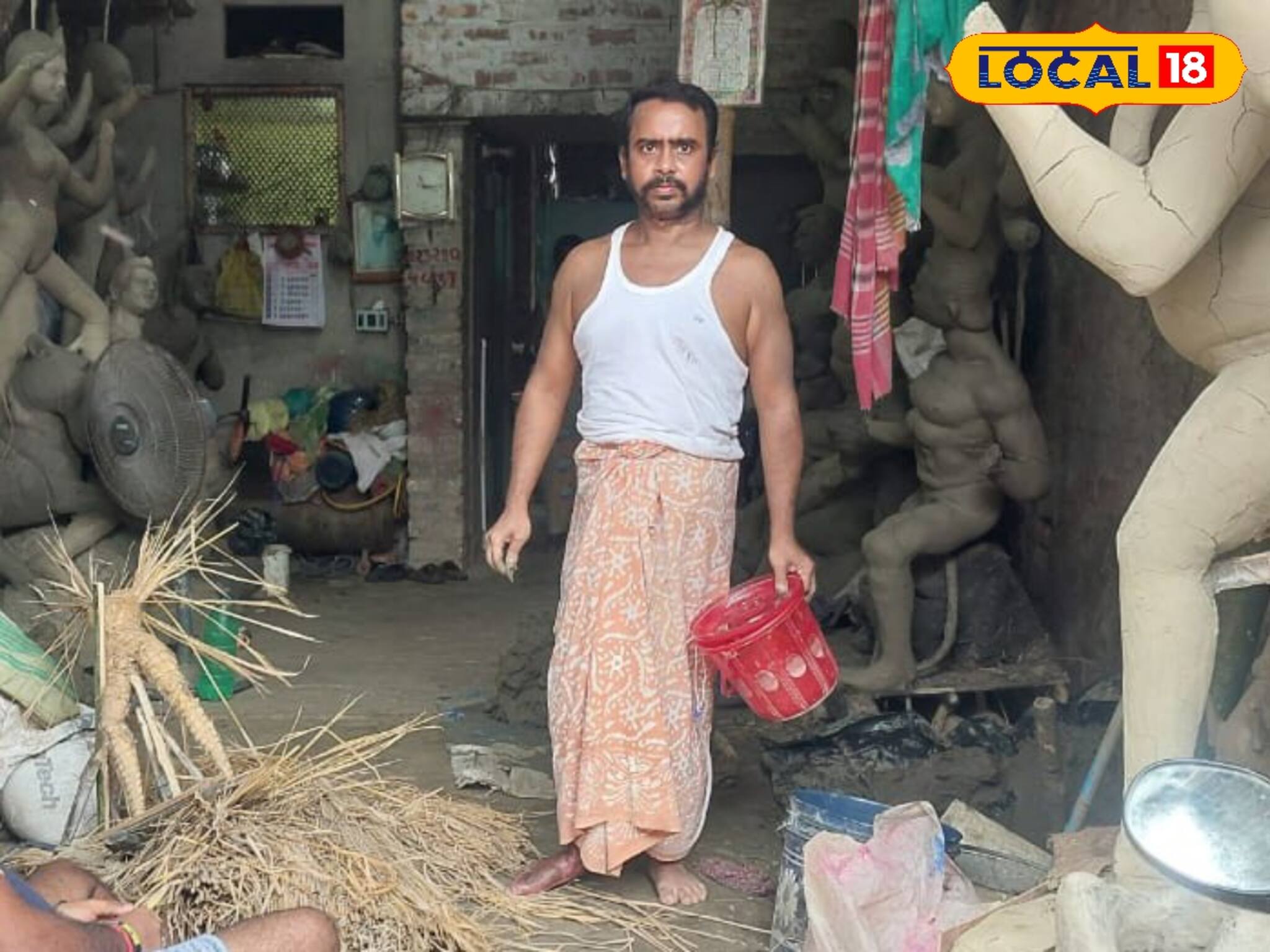 দীর্ঘ ১৮ বছর ধরে প্রতিবন্ধকতাকে ভুলে প্রতিমা গড়ার কাজ করছেন মৃৎশিল্পী লালটু পাল
