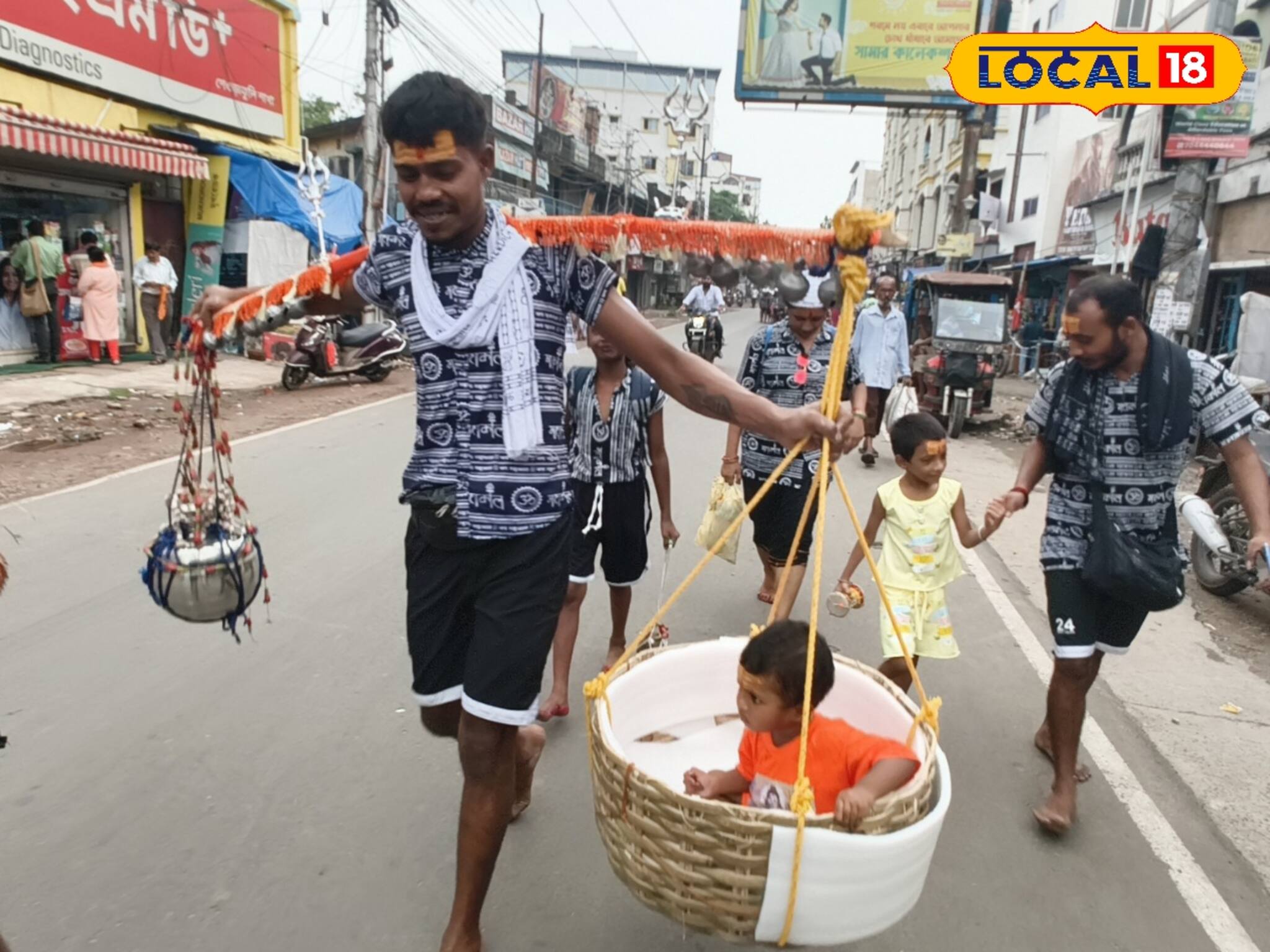 ‘ভোলে বাবা পার করেগা’- গলায় এই মন্ত্র, বাঁকে নিজের শিশু, দু'দিনের পথ পাড়ি