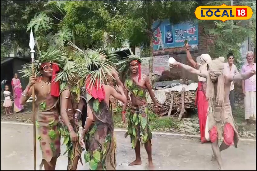 শ্রাবণ মাস মানেই শিবের মাস। শ্রাবণ মাসের প্রত্যেক সোমবার জেলার প্রায় প্রতিটি রাস্তাতেই ভক্তদের পায়ে হেঁটে বাঁক নিয়ে চলতে দেখা যায়। 