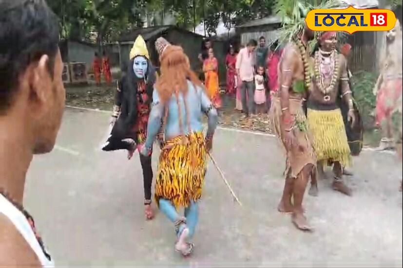 গানের তালে তালে নাচের পাশাপাশি চলে আগুনের খেলা! যা দেখে ছোটবেলার মহালয়ার দিন মহিষাসুরমর্দিনীর কথা মনে পড়ে যায় অনেকেরই!