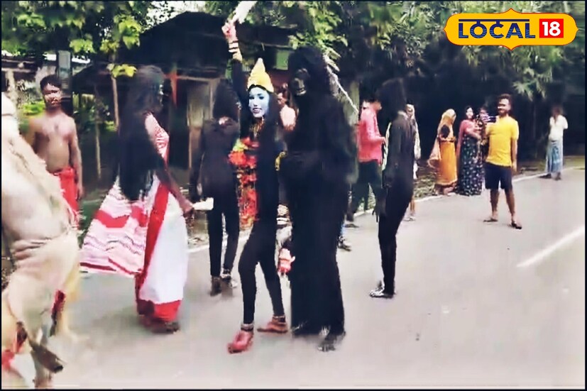 বিশেষ করে শেষ সোমবার লক্ষাধিক ভক্তের আগমন ঘটে। তবে এবার ভক্তদের পাশাপাশি রাস্তায় বেরিয়ে পড়লেন স্বয়ং শিব, পার্বতী, কালীও!