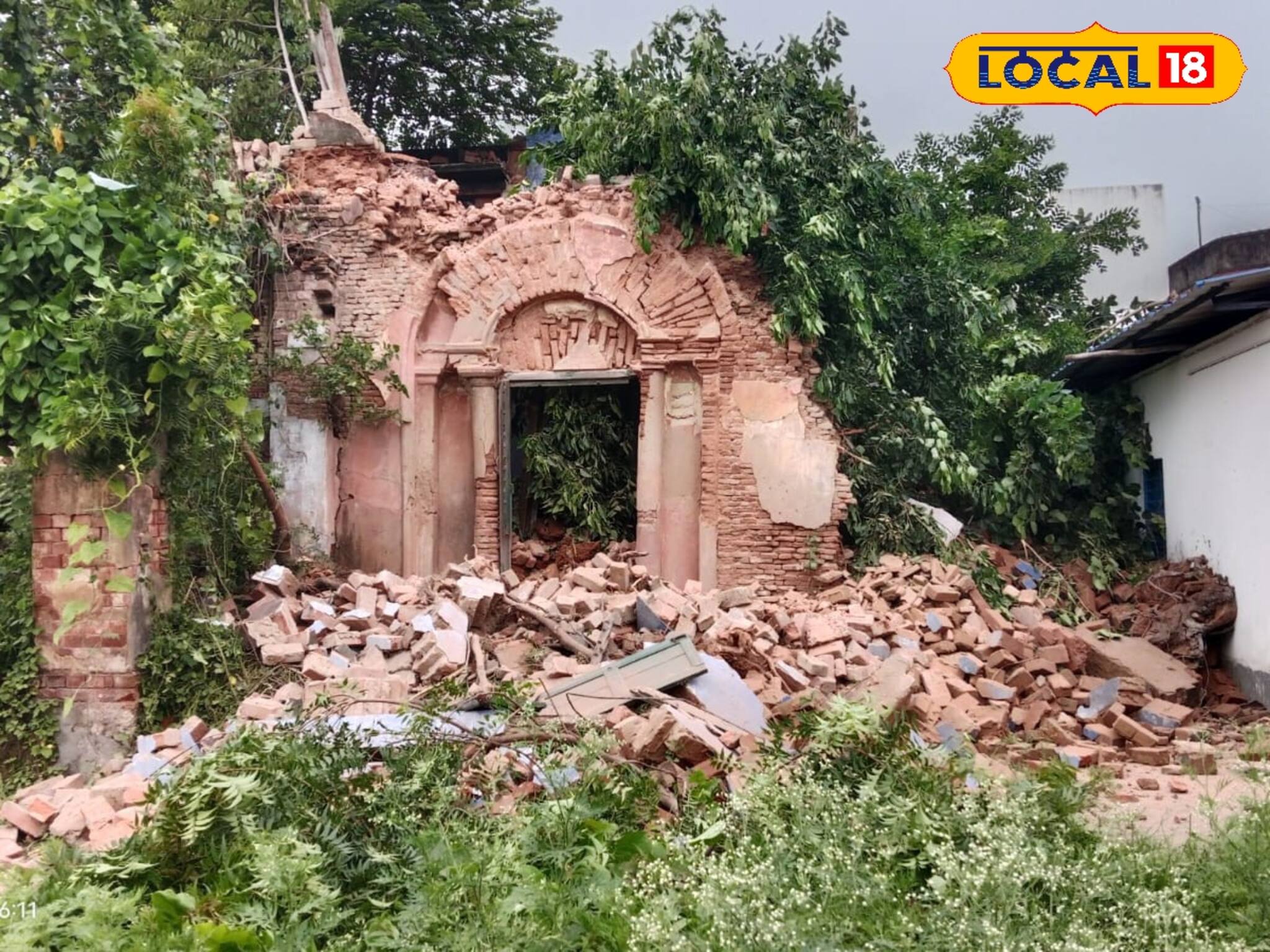 অল্পের জন্য প্রাণে বাঁচল ছাত্রীরা, ভেঙে পড়ল স্কুলের একাংশ! শ্রীরামপুরে চাঞ্চল্য