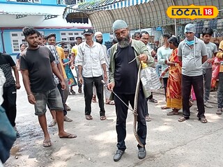 সাপ উদ্ধার করেছে চন্দন ক্লেমন্ট সিং সাপ উদ্ধার করেছে চন্দন ক্লেমন্ট সিং