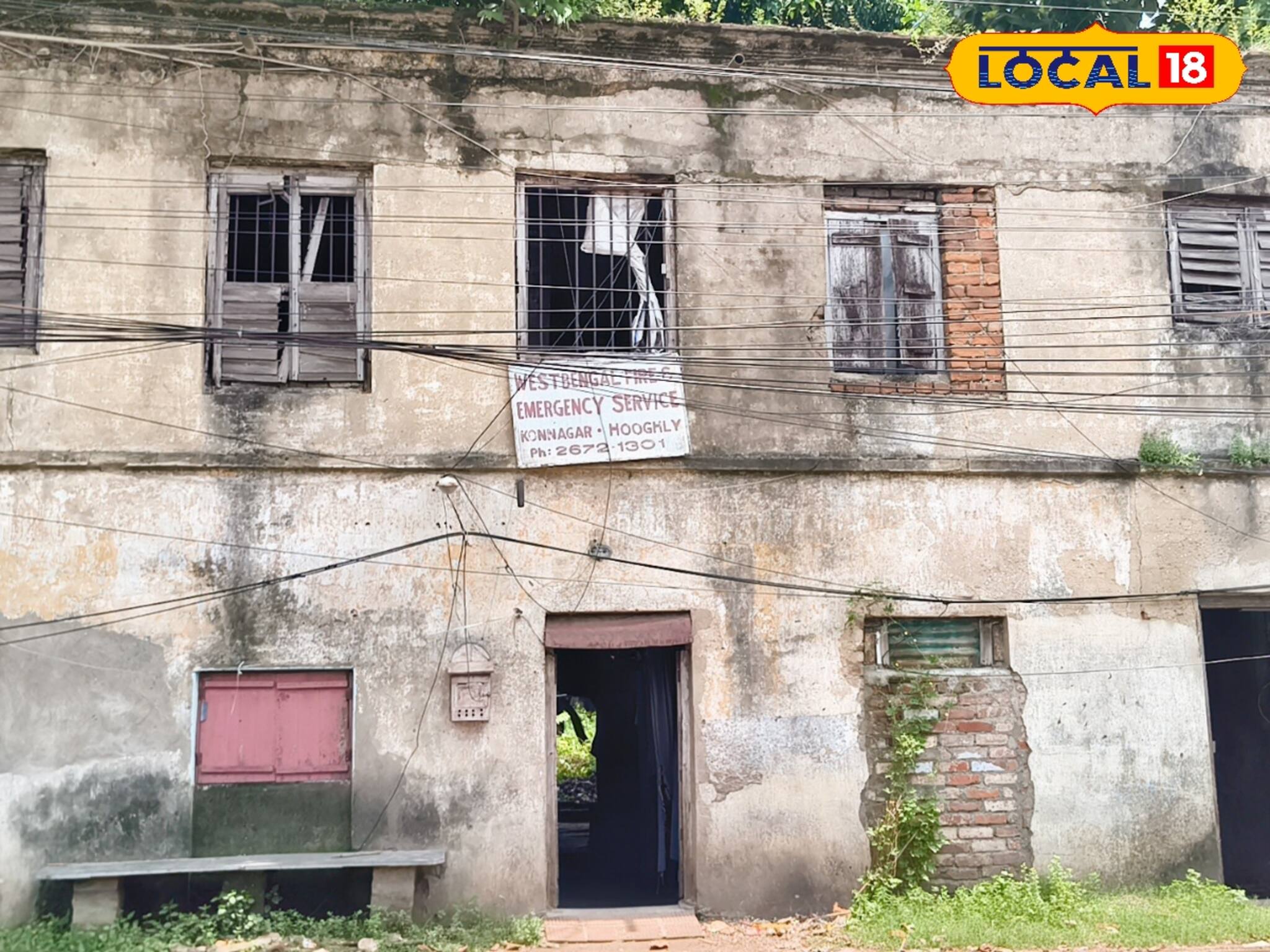 ভেঙে পড়ছে  অফিসের বিভিন্ন অংশ! জীবন বাজি রেখে অফিসে কাজ করেন দমকল আধিকারিকরা