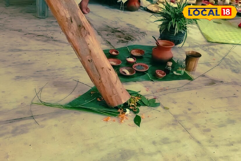 ময়না কাঠের দন্ডের ওপর ভিত্তি করেই তৈরি হয় বড় দেবীর প্রতিমা। এই কাঠের মধ্যে মন্ত্রের মাধ্যমে শক্তি স্থাপন করেন রাজপুরোহিত। সম্পূর্ণ পুজো সম্পন্ন করতে সময় লাগে দু'ঘন্টার সামান্য বেশি।