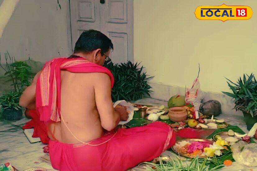 বড় দেবীর এই প্রতিমা তৈরির কাজ করা হয় বড় দেবীর মন্দিরে। রাজ আমল থেকে কোচবিহারের এই পুজো আজও বেশ জনপ্রিয়। দূর দুরান্তের বহু মানুষ পুজোয় এসে থাকেন কোচবিহারের বড় দেবী বাড়িতে।