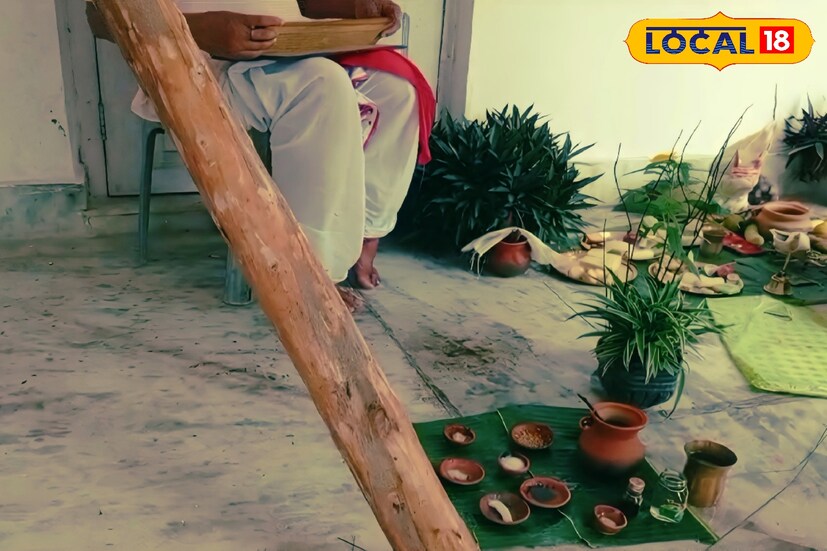 শ্রাবণের শুক্লা অষ্টমী তিথিতে পুজো হয় এই ময়না দন্ডের। এই পুজোকে বলা হয় যুগচ্ছেদন পুজো। একমাস বিভিন্ন আচারে পুজো হওয়ার পরে এই কাঠ চলে যায় প্রতিমার তৈরি করার কাজে।