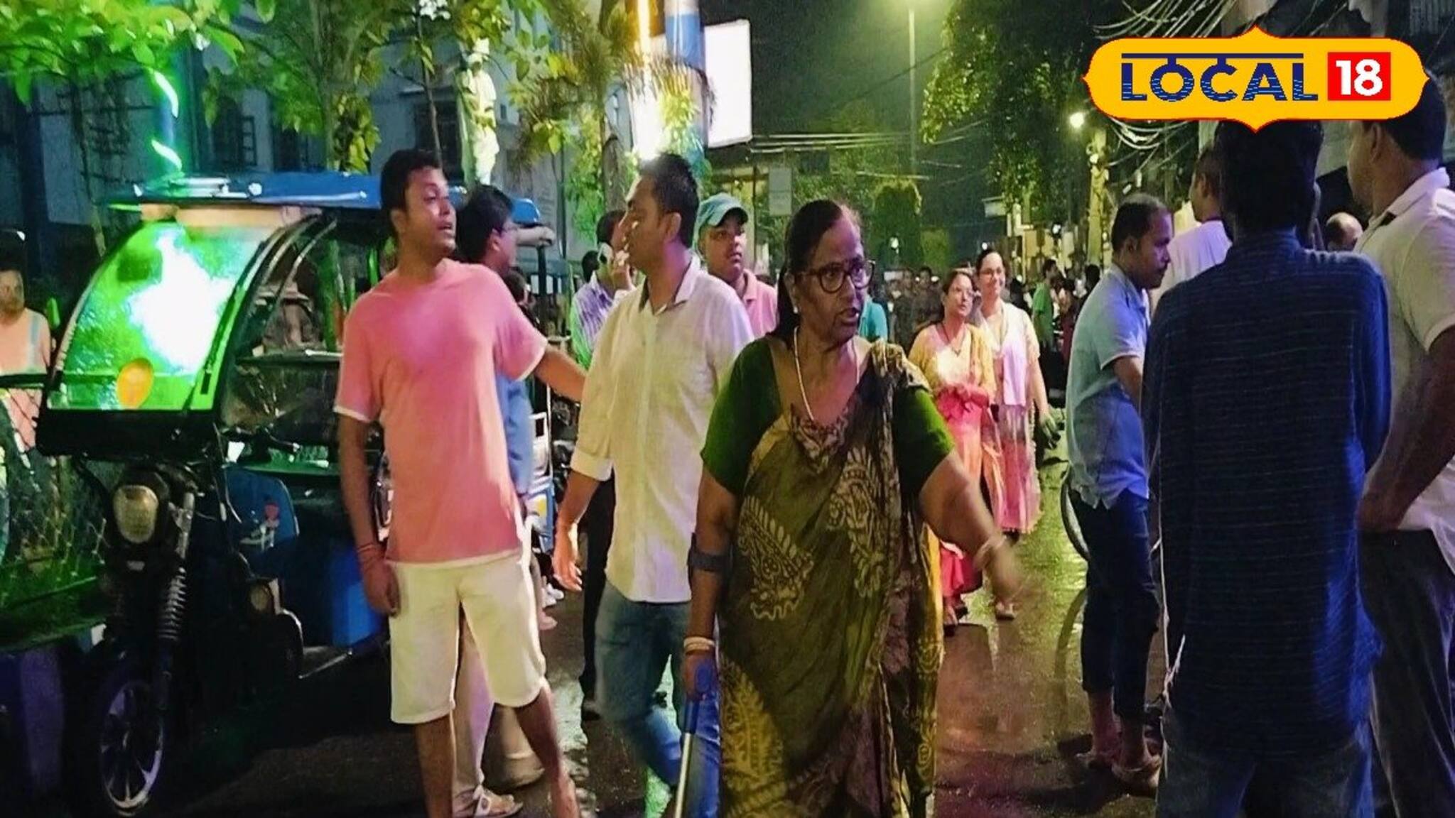 ভাল করে হাঁটতে পারেন না তবুও তিনি রাতের পথে! বিজলী দেবী ‌যে একজন মা!