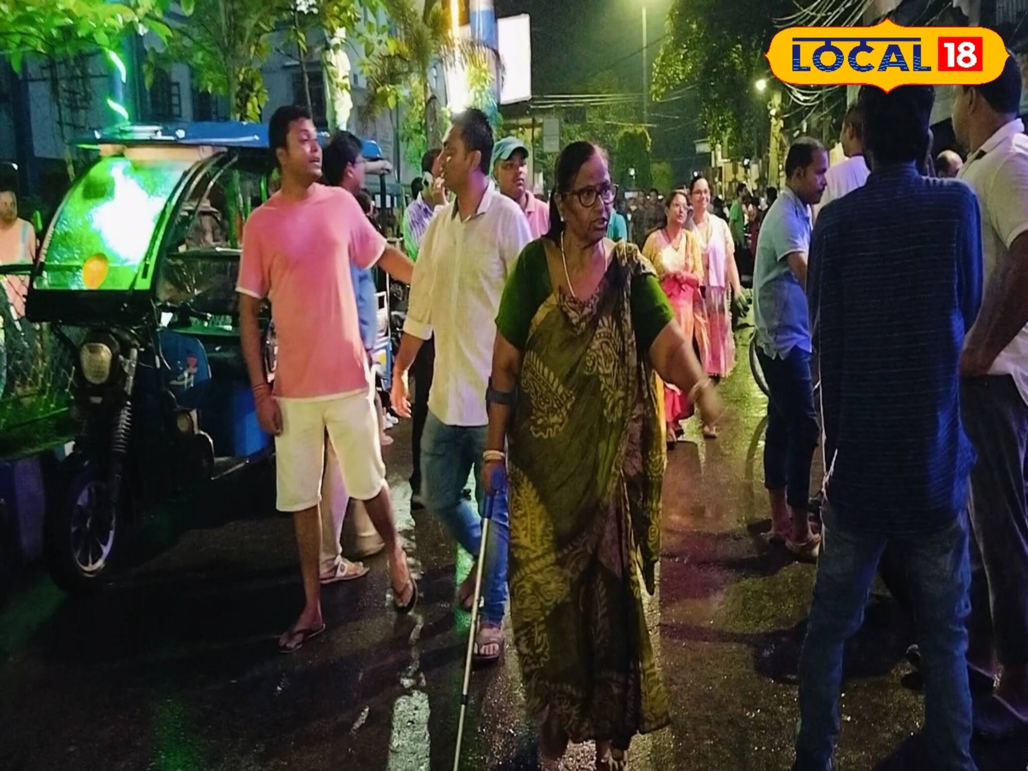 ভাল করে হাঁটতে পারেন না তবুও তিনি রাতের পথে! বিজলী দেবী ‌যে একজন মা!