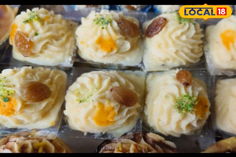 তবে সাধারণ নিয়ম থেকে একটু বেরিয়ে এসে অভিনব কায়দায় বসিরহাটের বোটঘাট সংলগ্ন ঘোষ স্যুইট রঙিন প্রায় ১০ প্রকারের মিষ্টি সকলের সামনে তুলে ধরল স্বাধীনতা দিবস উপলক্ষে।