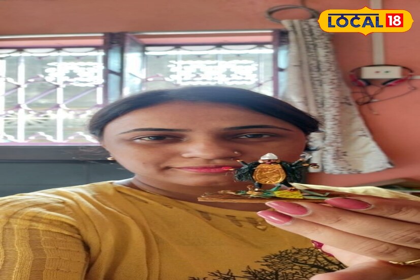 বাঁকুড়ার গৃহবধূ তৈরি করেন মাইক্রো আর্ট। চালের উপর শিল্পচর্চার থেকে শুরু করে পেরেকের মাথা। ক্ষুদ্র থেকে ক্ষুদ্রতম জিনিসের উপর তিনি করতে পারেন শিল্পচর্চা।
