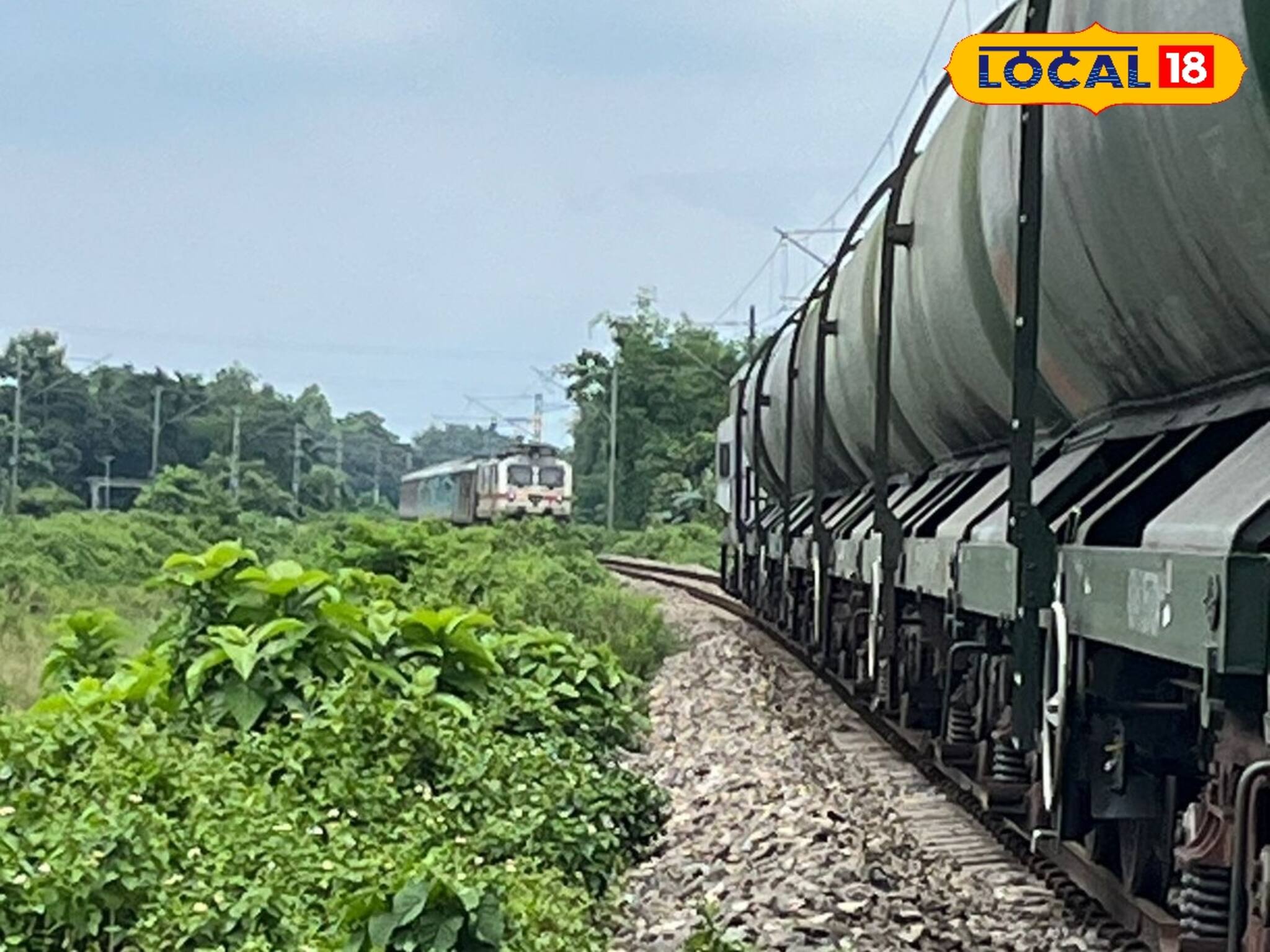 রাজধানী এক্সপ্রেসের যাত্রীদের মধ্যে জীবন বাঁচানোর আতঙ্ক, ভয়ানক হল পরিস্থিতি