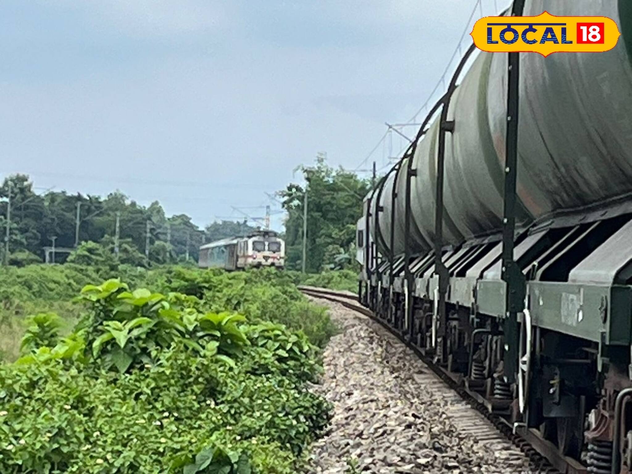 অয়েল ট্যাঙ্কারের থেকে কয়েক হাত দূরেই রাজধানী একই লাইনে, ভারতীয় রেল কী বলল