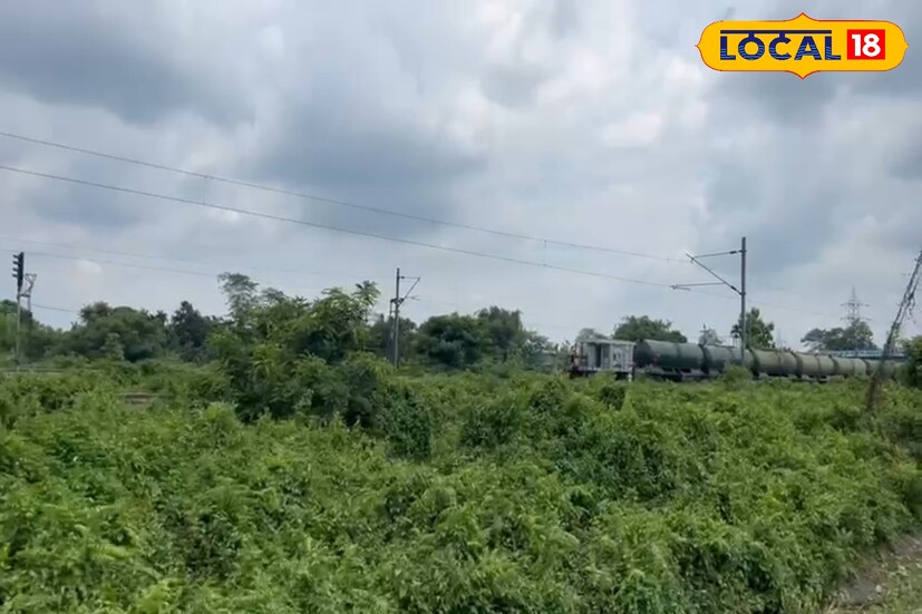 প্রত্যক্ষদর্শী রূপাই সাহা তিনি কর্মসূত্রে আম বাড়ির দিকে যাচ্ছিলেন। ঘটনার সময় তিনি ওই এলাকাতেই ছিলেন। তিনি বলেন, ‘হঠাৎ দেখি বিরাট ঝাঁকুনি দিয়ে রাজধানী ট্রেন থেমে যায়। ওই লাইনেই তাকিয়ে দেখি সামনে একটি তেলের ট্যাংকার দাঁড়িয়ে। গার্ড লাল ঝান্ডা দেখাচ্ছেন। একই লাইনে দুটি ট্রেন। একটু উনিশ বিশ হলেই ধাক্কা লেগে যেত।’