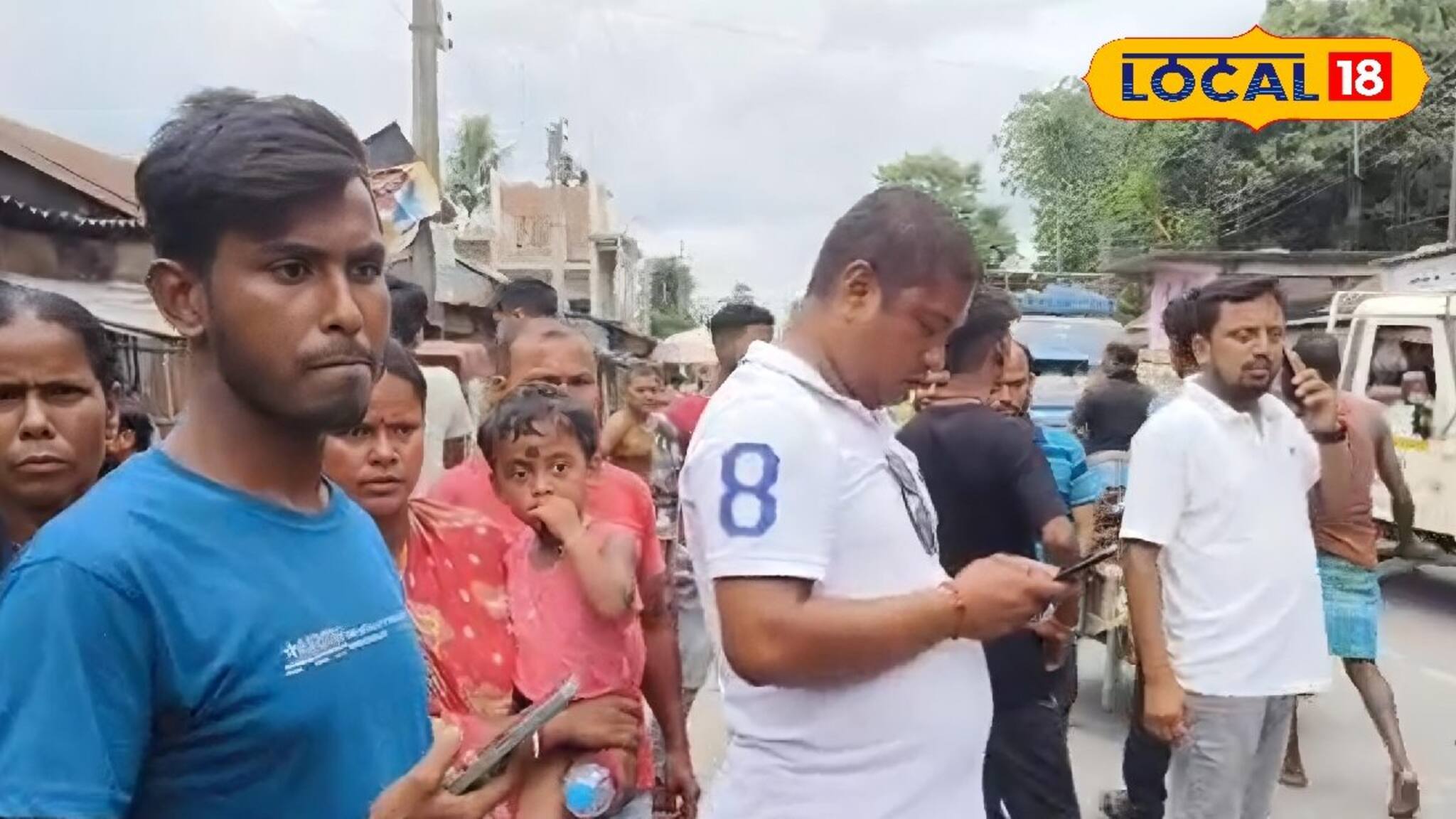 দীর্ঘ সময় পরেও খোঁজ মেলেনি নাবালিকার! একজোট হয়ে পথে নামলেন গ্রামবাসীরা