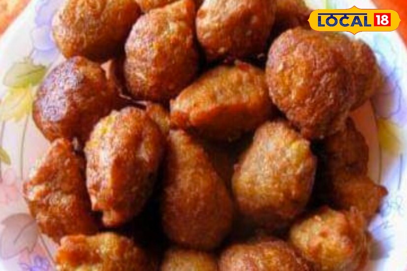 অন্যদিকে কড়াইতে তেল গরম করুন। ফুটন্ত তেলে ছেড়ে দিন তালের বড়াগুলো। রং বাদামি হয়ে এলে তুলে নিন।