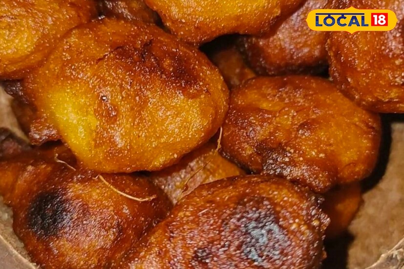 দীর্ঘদিন ধরে দুর্গাপুরের একটি মিষ্টির দোকানে তালের বড়া তৈরির দায়িত্বে থাকেন অসিত সরকার। তিনি জানিয়েছেন, কি কি উপকরণ ব্যবহারে মুচমুচে হবে তালের বড়া।