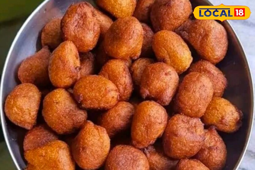 এরপর একটি পাত্রে সমস্ত উপকরণ একসঙ্গে মিশিয়ে নিন। খুব শক্ত মনে হলে অল্প জল মেশাতে পারেন। তারপর একটি ডো তৈরি করে বেশ কিছুক্ষণ কাপড় ঢাকা দিয়ে রেখে দিন।