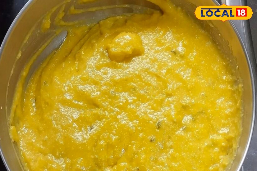 তালের বড়া তৈরির জন্য লাগবে তাল শাঁস ২ কাপ, চালের গুঁড়ো ১ কাপ, চিনি দেড় কাপ, তালের রস ১ কাপ, অল্প নুন এবং আধ কাপ নারকেল কুড়ানো।