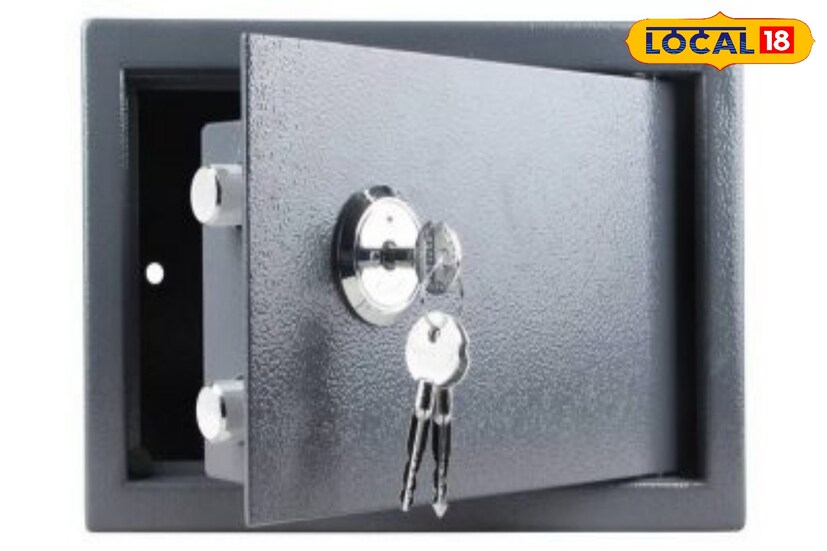 আলমারির লকার বা সিন্দুক কখনও পুরোপুরি ফাঁকা রাখা উচিৎ নয়। অল্প হলেও সেখানে টাকা রাখতে হবে। কারণ বাস্তু অনুসারে ফাঁকা লকার সংসারে দারিদ্রের ইঙ্গিত করে। লকারে মা লক্ষ্মী বাস করেন বলে মনে করা হয়। সুস্মিতা গোস্বামী 