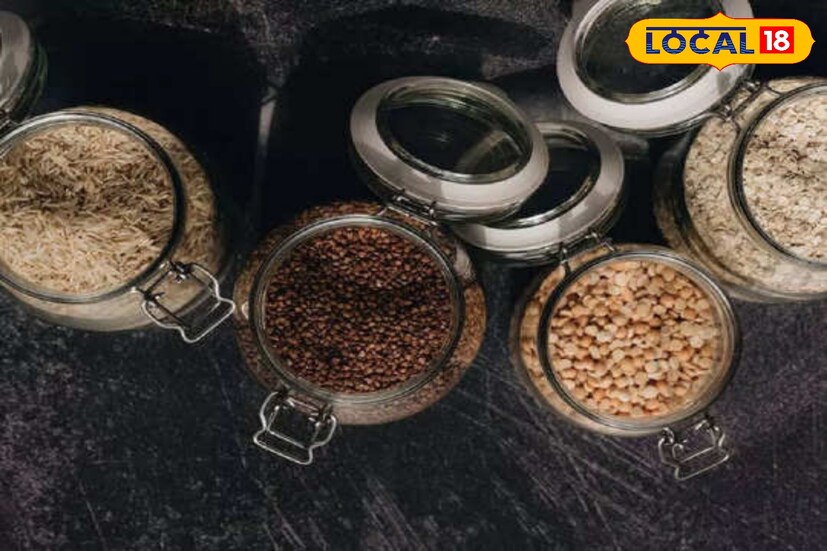 রান্নাঘরে চাল,ডালের কৌটো কখনোই পুরোপুরি ফাঁকা রাখা উচিৎ নয়। কৌটোর শস্য শেষ হয়ে যাওয়া মানে শস্য ভাণ্ডারে গুরুতর বাস্তু দোষ তৈরি করে। যে সংসারে চাল ডালের কৌটো ফাঁকা থাকে, সেই সংসার থেকে বিদায় নেন মা লক্ষ্মী। সুস্মিতা গোস্বামী  রান্নাঘরে চাল,ডালের কৌটো কখনোই পুরোপুরি ফাঁকা রাখা উচিৎ নয়। কৌটোর শস্য শেষ হয়ে যাওয়া মানে শস্য ভাণ্ডারে গুরুতর বাস্তু দোষ তৈরি করে। যে সংসারে চাল ডালের কৌটো ফাঁকা থাকে, সেই সংসার থেকে বিদায় নেন মা লক্ষ্মী। সুস্মিতা গোস্বামী