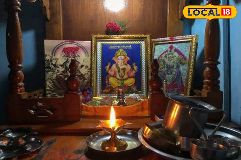 ঠাকুর ঘরে বা ঠাকুরের আসনে যে পাত্রে জল রাখা হয়, তা যেন কখনোই ফাঁকা না হয়ে যায়। পুজোর পরে পাত্রে জলে ভরে সেখানে একটু গঙ্গাজল ও তুলসী পাতা দিতে হয়। কারণ মনে করা হয় ভগবানেরও তৃষ্ণা পায়। তৃষ্ণার জল না পেলে তিনি কূপিত হন। তখন সেই সংসারে নানা বিপদ ও অশান্তির দেখা মেলে। সুস্মিতা গোস্বামী 