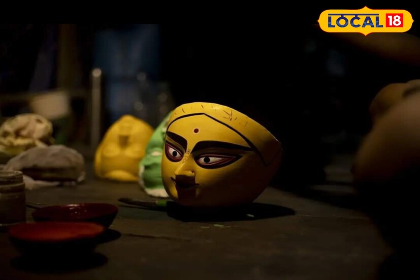 দুর্গাপুজো ২০২৪ ঘিরে ধীরে ধীরে কাউন্টডাউনের পালা শুরু হয়ে গিয়েছে। বাঙালির মেগা পার্বণ দুর্গাপুজোর অপেক্ষায় লাগবে দোলা! ফের একবার দিকে দিকে প্যান্ডেল বাঁধার চেনা ছবি, তারপর ঠাকুর আসা, ততদিনে কাশের বনে দোলা লেগে যাবে। শিউলি কুড়োনোর সকালে উঠে বাঙালি অপেক্ষা করবে মহালয়ার স্তোত্রপাঠ শোনার। 