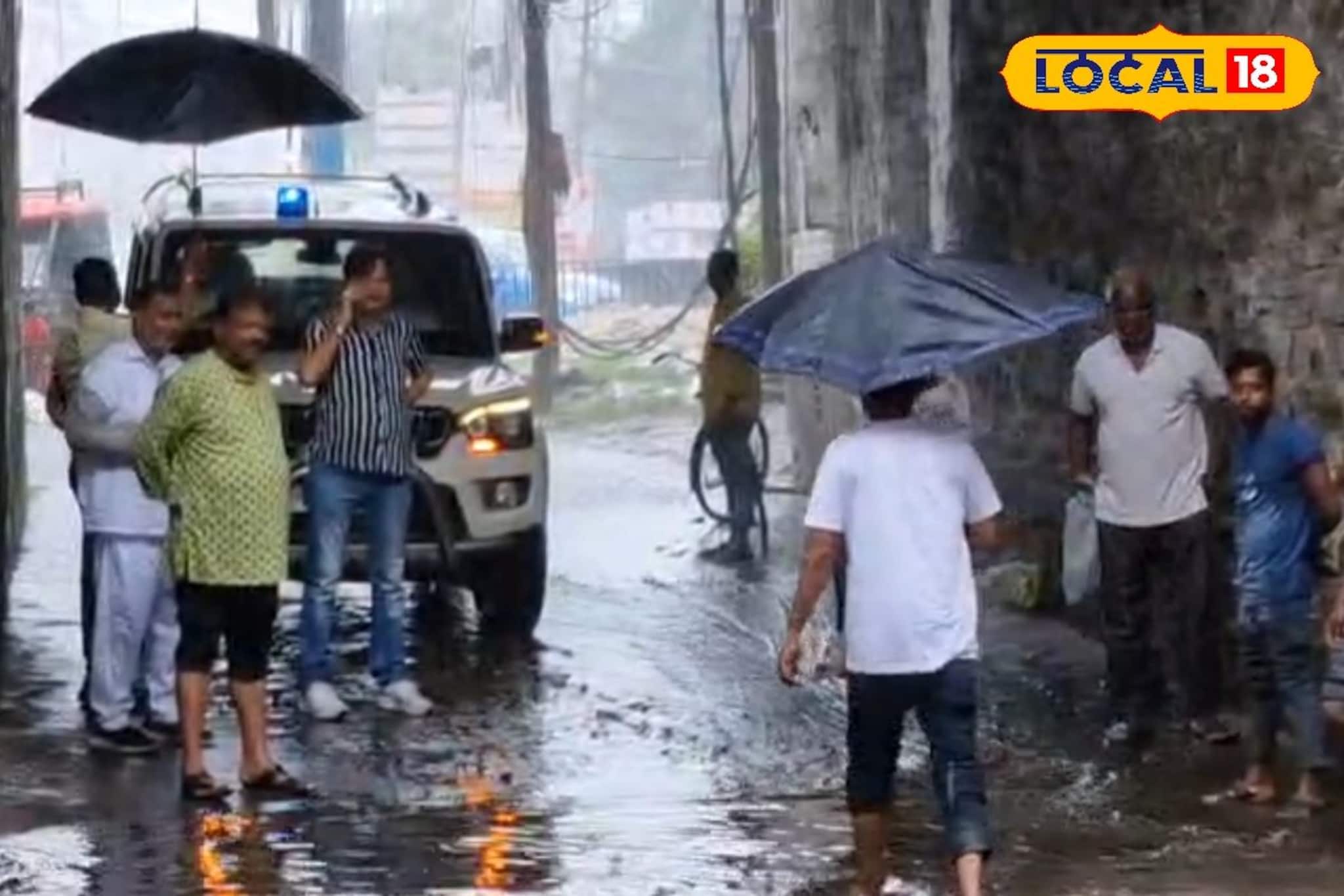 টানা বৃষ্টিতে ফের জল যন্ত্রণার ছবি, পরিস্থিতি সামলাতে রাস্তায় নামলেন মেয়র