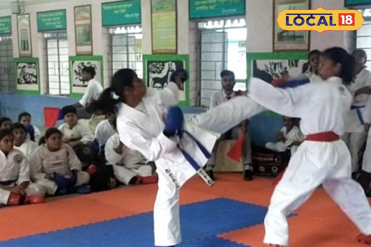 কেউ বাঁচাবে না, লড়তে হবে নিজেকেই! গ্রামেও বাড়ছে মেয়েদের ক্যারাটে শেখার প্রবণতা কেউ বাঁচাবে না, লড়তে হবে নিজেকেই! গ্রামেও বাড়ছে মেয়েদের ক্যারাটে শেখার প্রবণতা