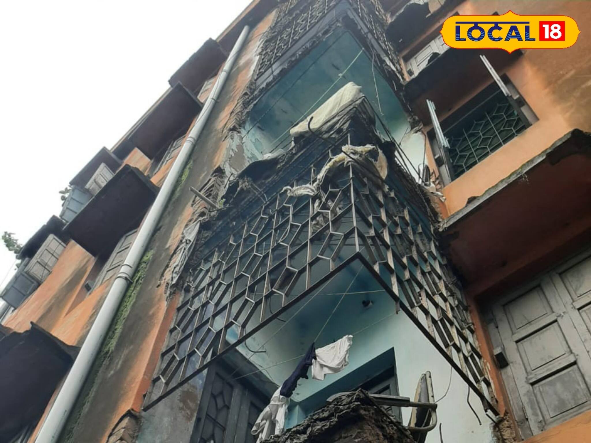 উত্তরপাড়ার পুলিশ আবাসনের কঙ্কালসার অবস্থা! জীবনের ঝুঁকি নিয়ে বসবাস করছে পরিবার