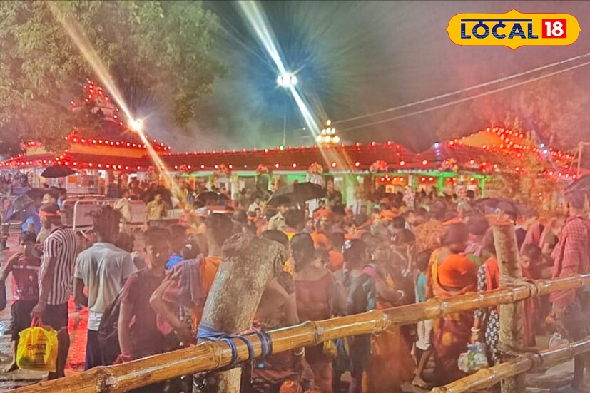 বিদেশের মাটি থেকেও লক্ষ লক্ষ ভক্তরা বাবার মাথায় জল ঢালার উদ্দেশ্য সমবেত হচ্ছে। বাঁকে জল নিয়ে খালি পায়ে হেঁটে লম্বা লাইনে ভক্ত অনুগামীরা লোকনাথ ব্রহ্মচারী বাবার মাথায় জল ঢালছেন।