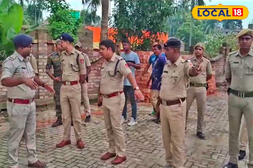 বসিরহাট পুলিস জেলার উদ্যোগে কঠোর নিরাপত্তায় মুড়ে ফেলা হয়েছে গোটা মন্দির চত্বর। উল্লেখ্য গোটা মন্দির চত্বরে চলছে পুলিসি টহলদারি।